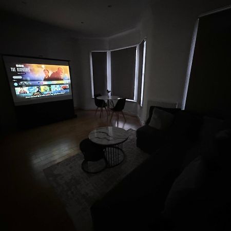 Spacious 2 Bed Flat In 런던 외부 사진