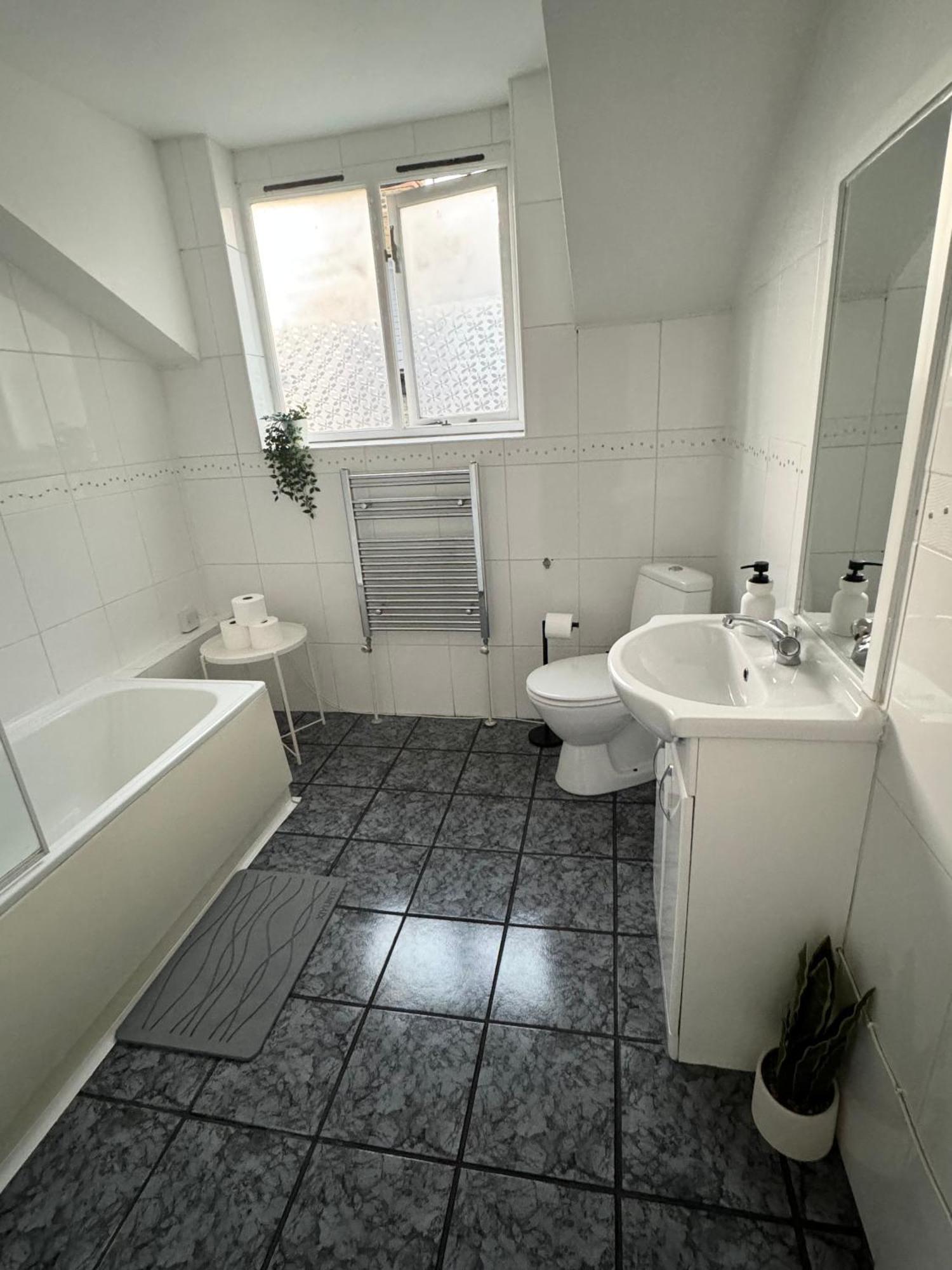 Spacious 2 Bed Flat In 런던 외부 사진